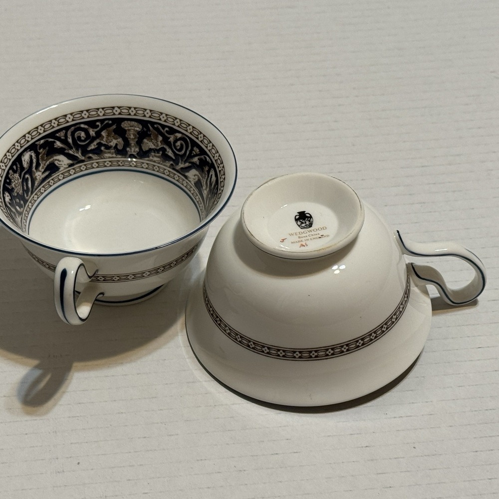 Set 2 Wedgwood Florentine Tea Coffee Cups Mugs Griffin Dark Navy Blue W1956 Vtg - Picture 2 of 8